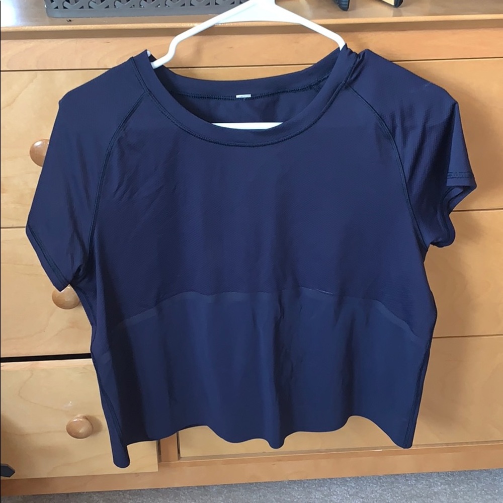 lululemon t-shirt